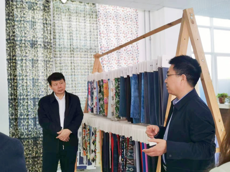 領(lǐng)導(dǎo)參觀(guān)樣衣