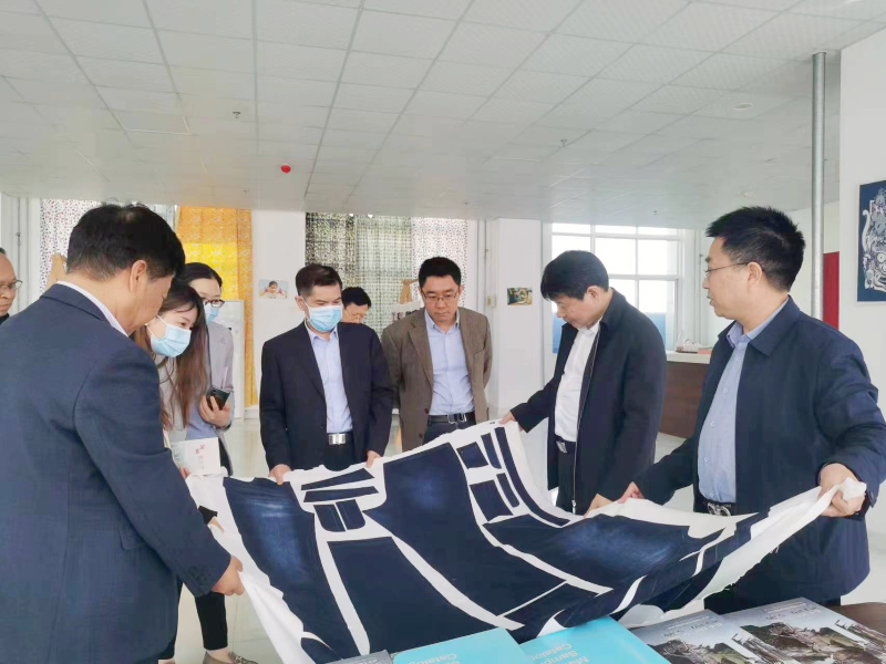 領(lǐng)導(dǎo)們參觀(guān)冷轉(zhuǎn)移印花產(chǎn)品