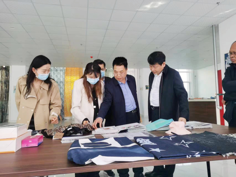 領(lǐng)導(dǎo)們參觀(guān)布樣